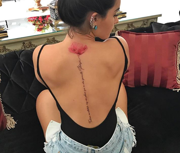 tattoos discretas e sexys para meninas na coluna vertebral
