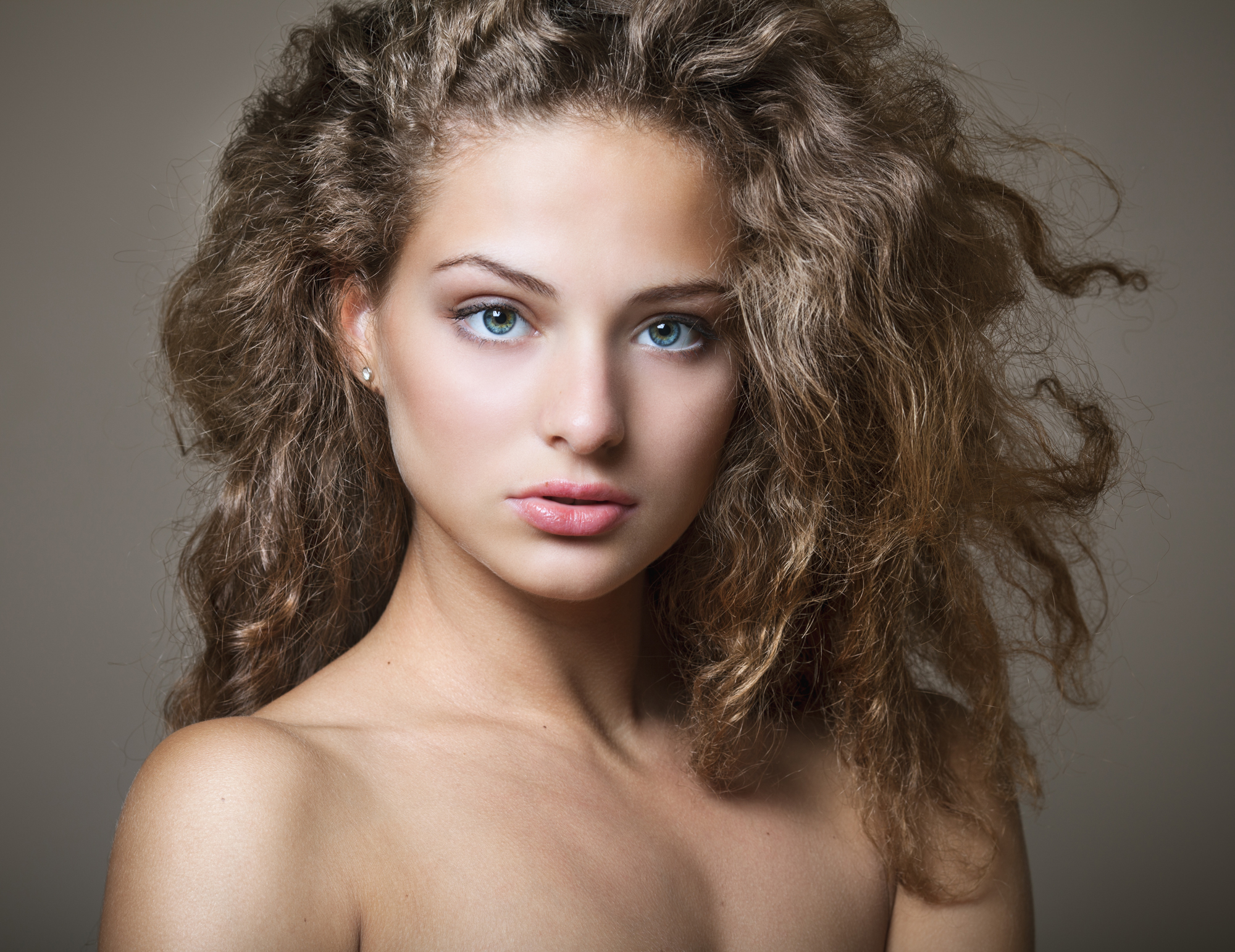 4 máscaras naturais maravilhosas para acabar com o frizz